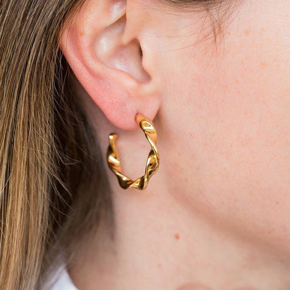 Wavy hoop earrings in gold finish