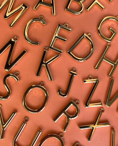 Monogram letter necklace on a gold box chain - AVINZIA