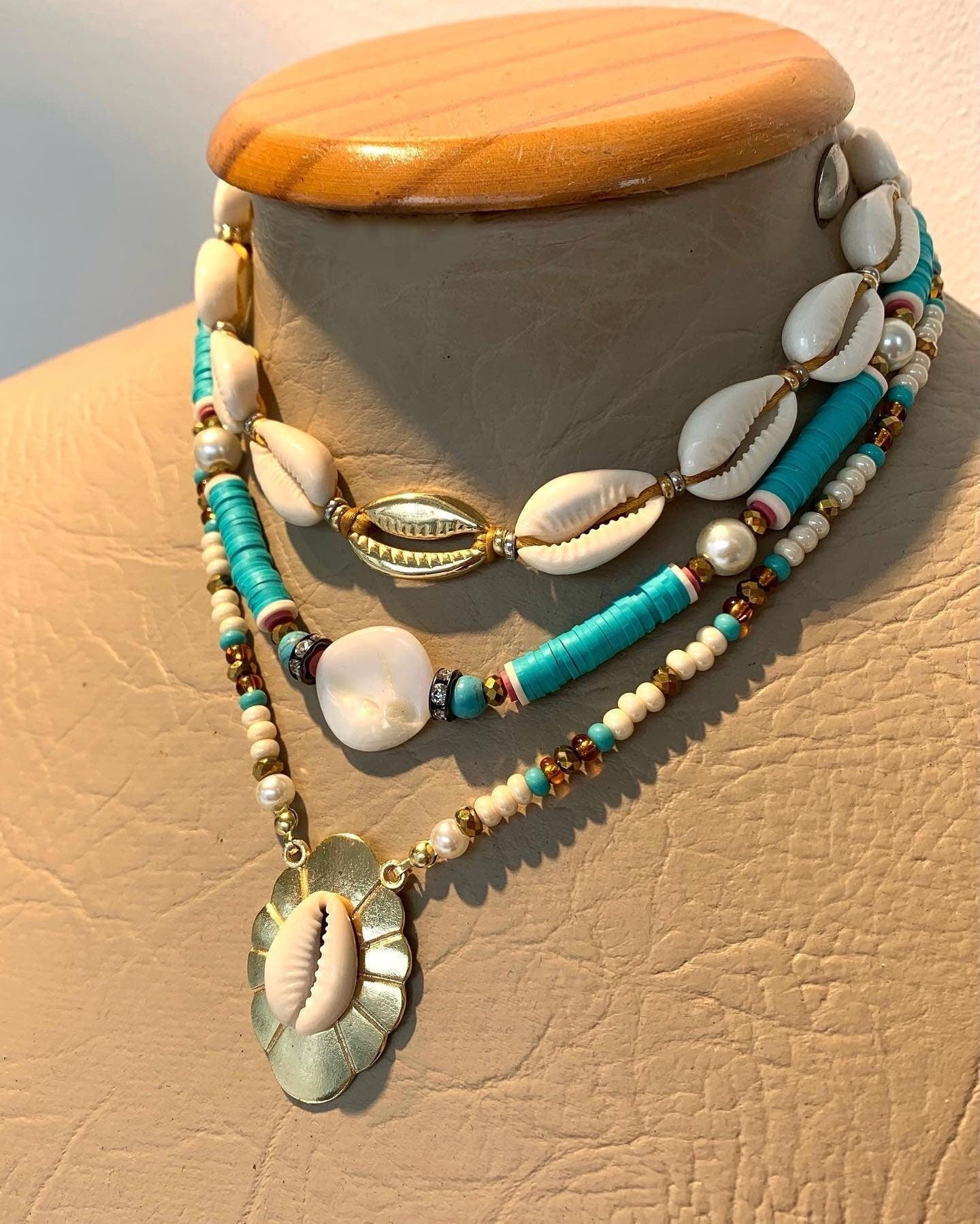 Cowrie shell choker Beach shell necklace Seashell choker necklace Necklace layering Handmade shell necklace Cute necklace