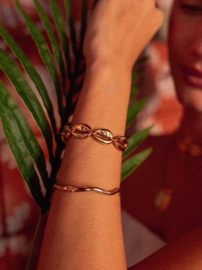 Cowrie shell bracelet in 18k gold finish