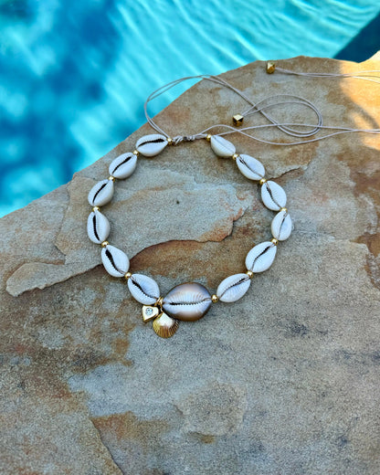 Cowrie shell choker Beach shell necklace Seashell choker necklace Necklace layering Handmade shell necklace Cute necklace