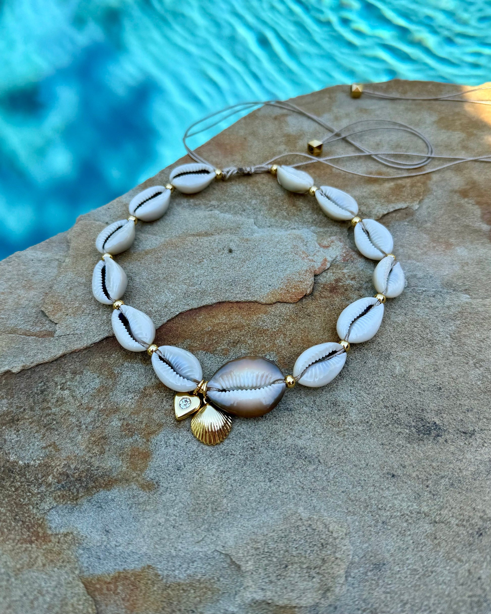 Cowrie shell choker Beach shell necklace Seashell choker necklace Necklace layering Handmade shell necklace Cute necklace