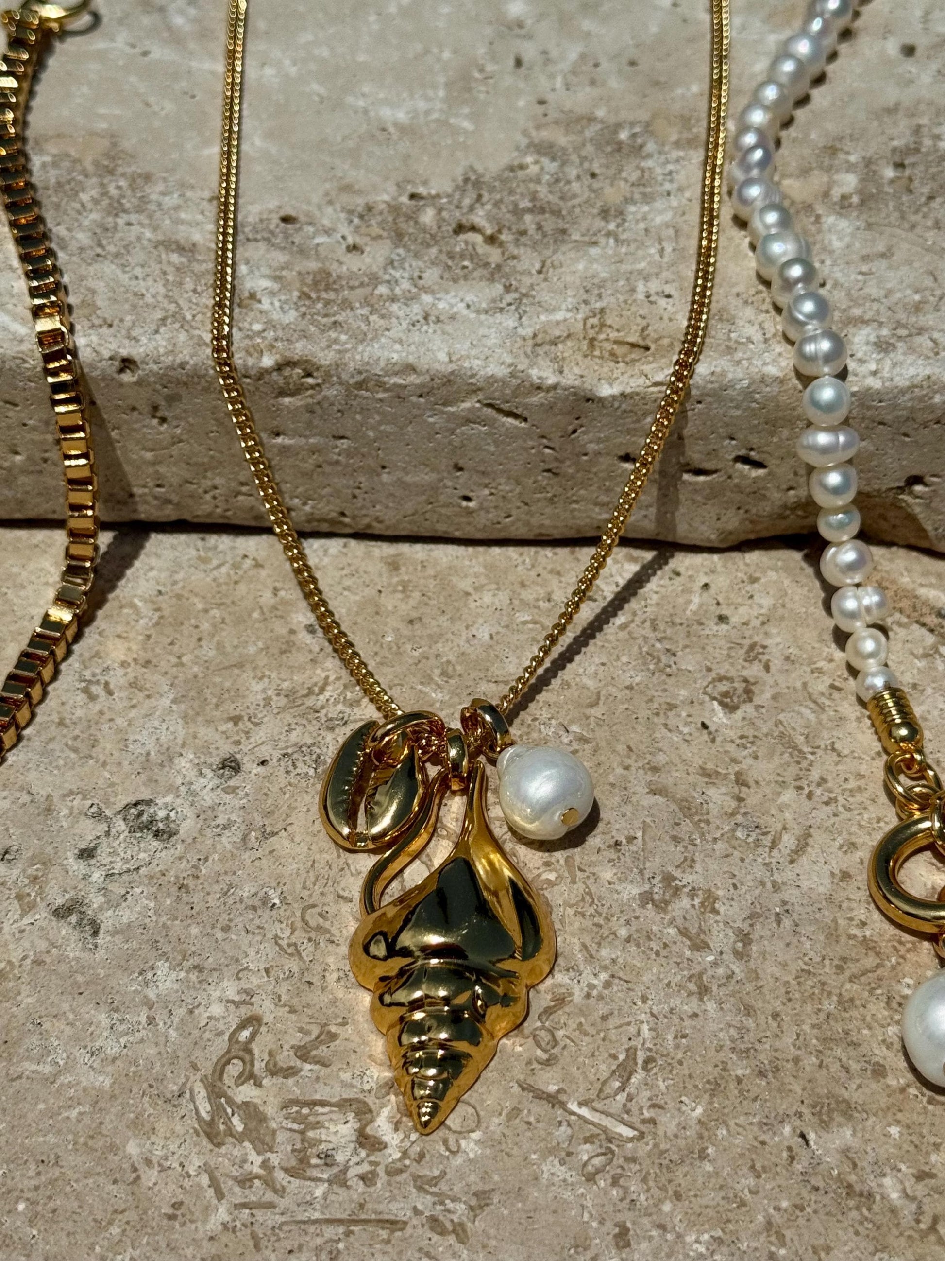Conch Charm Necklace | Freshwater Pearl Necklace | Boxchain Choker | Long Chain | Beach Jewelry | Summer Jewelry | Layered Necklace
